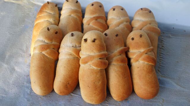 Λαζαράκια: Γιατί τα φτιάχνουμε το Σάββατο του Λαζάρου - Τι σημαίνουν, από πού προέρχεται το έθιμo - Tο μήνυμα πίσω από το σχήμα τους