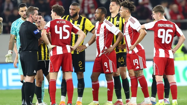 Ολυμπιακός - ΑΕΚ: Το ακυρωθέν γκολ του Γιαζίτσι και η μεγάλη ένταση στο Καραϊσκάκη (Εικόνες)