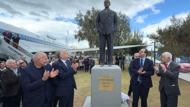Αποκαλυπτήρια για το άγαλμα του Αριστοτέλη Ωνάση στο Ελληνικό - Παρουσία Θεοδωρικάκου (Βίντεο)