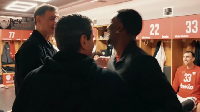 Κίναν Έβανς: Έκανε έκπληξη και εμφανίστηκε στα αποδυτήρια του Ολυμπιακού πριν το ματς με τη Μύκονο (Βίντεο)