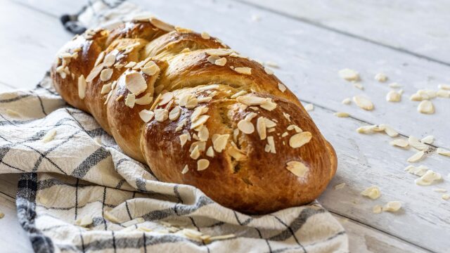 Το πανεύκολο τσουρέκι με ίνες χωρίς μίξερ και ζύμωμα