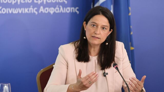 Κεραμέως για κατώτατο μισθό: Ποιοι κερδίζουν από τα 920 ευρώ -  Τι αλλάζει σε μισθούς και ψηφιακή κάρτα εργασίας