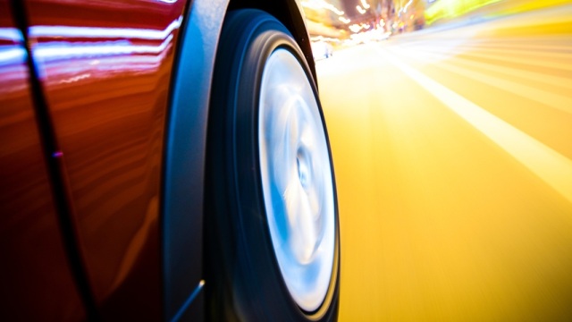 KOK: Δύο οδηγοί συνελήφθησαν στη Βουλιαγμένη για αυτοσχέδιους αγώνες - Ποιες θα είναι οι ποινές τους