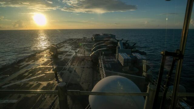 Φρουροί της Επανάστασης: Υποστηρίζουν πως στοχοθέτησαν το αμερικανικό USS Tripoli (Εικόνες)