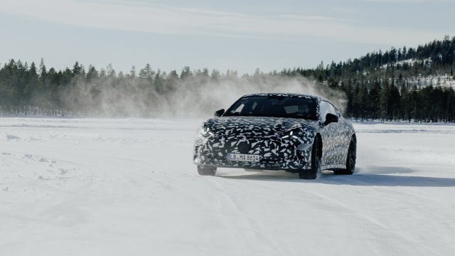 Ο Gabriel Macht δοκιμάζει τη νέα Mercedes-AMG GT 4-Door Coupe στη Λαπωνία (video)