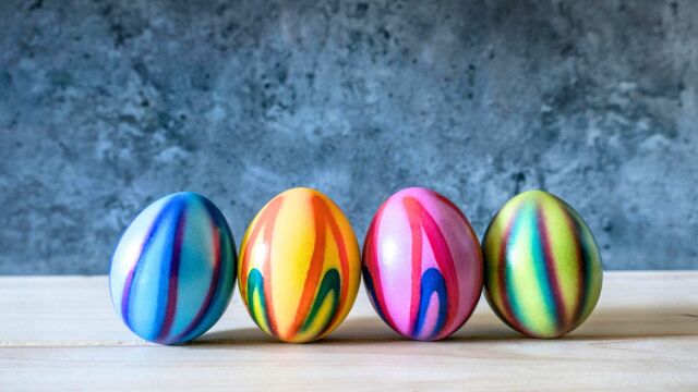 Πώς θα βάψεις αυγά με χρώμα ζαχαροπλαστικής και ρύζι: Όλη η διαδικασία βήμα προς βήμα