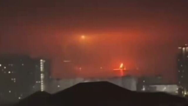 Ρωσία: Πυρκαγιά σε τερματικό σταθμό πετρελαίου στο Νοβοροσίσκ από χτύπημα ουκρανικών drones (Βίντεο)