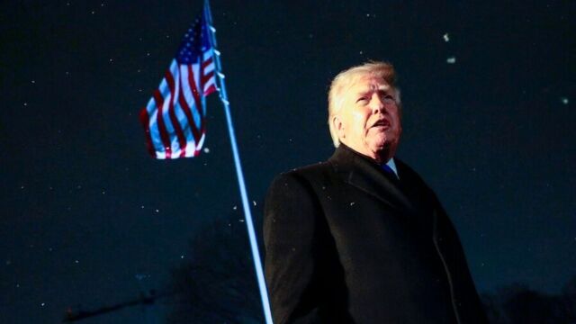 Τραμπ: Aπείλησε δημοσιογράφο με φυλάκιση εάν δεν αποκαλύψει την πηγή του για τον αγνοούμενο πιλότο του F-15