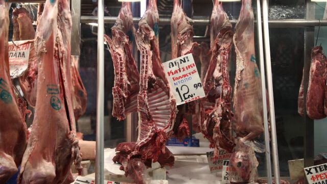 Από 11,99 έως 12,99 ευρώ το κιλό αρνί και κατσίκι στη Βαρβάκειο: Πόσο θα κοστίσει φέτος το πασχαλινό τραπέζι