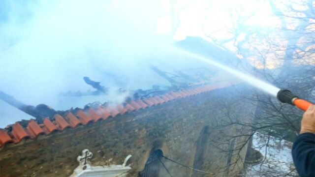 Φωτιά σε εκκλησία στην Αιγείρα Αχαΐας, κάηκε ολοσχερώς ο ναός (Εικόνες)