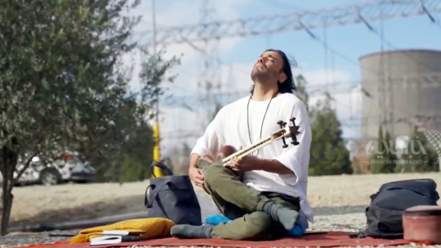 Μπορεί η μουσική να αποτρέψει την επίθεση σε εργοστάσια παραγωγής ενέργειας του Ιράν; Η διαμαρτυρία του Αλί Γκαμσάρι και του ταρ του ως οιωνός ειρήνης (Βίντεο)