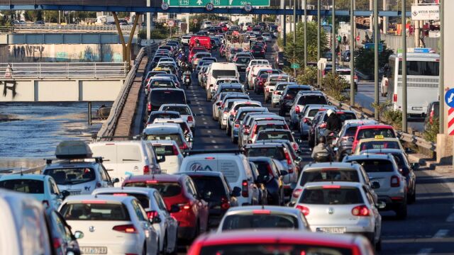 Live η κίνηση στους δρόμους: Καθυστερήσεις στον Κηφισό και στους δρόμους γύρω από το λιμάνι του Πειραιά