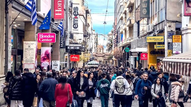 Πάσχα: Ιδιαίτερα αυξημένη η κίνηση στην Ερμού για εορταστικές αγορές - Πού κυμαίνονται οι τιμές για λαμπάδες, πασχαλινά αυγά και τσουρέκια