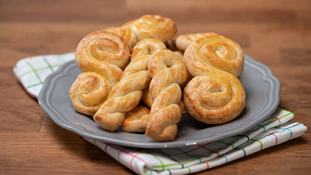 Τα πασχαλινά κουλουράκια της τεμπέλας με λίγα υλικά και χωρίς μίξερ! Δεν θα καταλάβει κανένας τίποτα