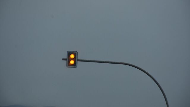 Τελικά τι ισχύει με το πορτοκαλί φανάρι; Πότε έρχεται πρόστιμο αν περάσεις