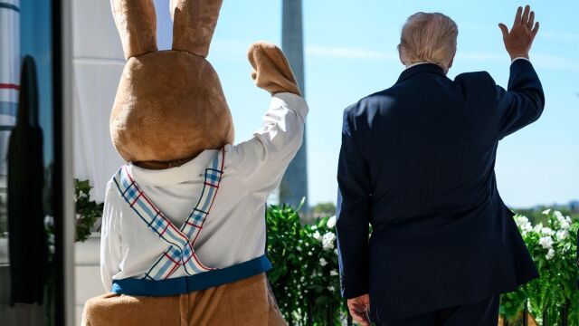 ΗΠΑ: Ο Τραμπ μιλούσε για πόλεμο και δίπλα του είχε... λαγουδάκι του Πάσχα - Φρενίτιδα στα social media (Εικόνες  Βίντεο)