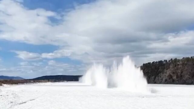 Απίθανες εικόνες από εκρήξεις πάγου στον ποταμό Αμούρ στα σύνορα Κίνας, Ρωσίας - Μαγικό βίντεο από τα διαδοχικά σιντριβάνια από χιόνι