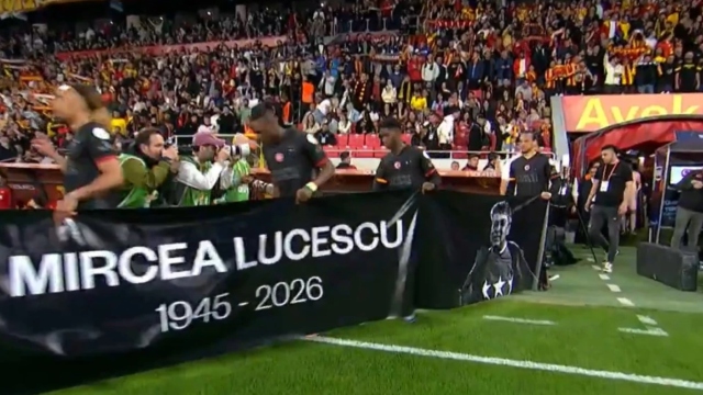 Γαλατασαράι: Σήκωσαν πανό και φόρεσαν μπλούζες προς τιμήν του Μιρτσέα Λουτσέσκου (Βίντεο)