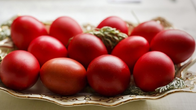 Αυτό είναι το μυστικό για να μην περάσει η βαφή μέσα στο αυγό - Το φθηνό υλικό που θα σε σώσει