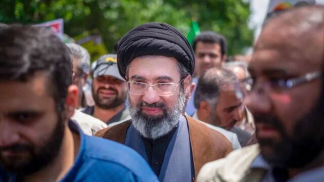 Το πλούσιο παρασκήνιο της συμφωνίας εκεχειρίας ΗΠΑ και Ιράν: Πώς ο Μοτζτάμπα Χαμενεΐ είπε το 