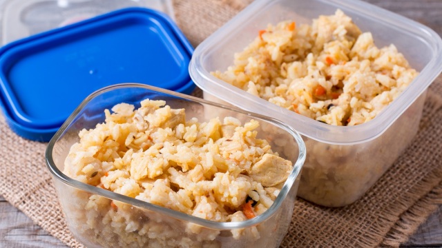 Γιατί σφίγγει το ρύζι στο ψυγείο; Έτσι θα το επαναφέρεις
