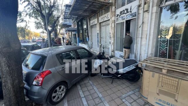 Τροχαίο ατύχημα στην Πάτρα: Αυτοκίνητο ανέβηκε στο πεζοδρόμιο και κατέληξε στην είσοδο κτιρίου (Εικόνες)