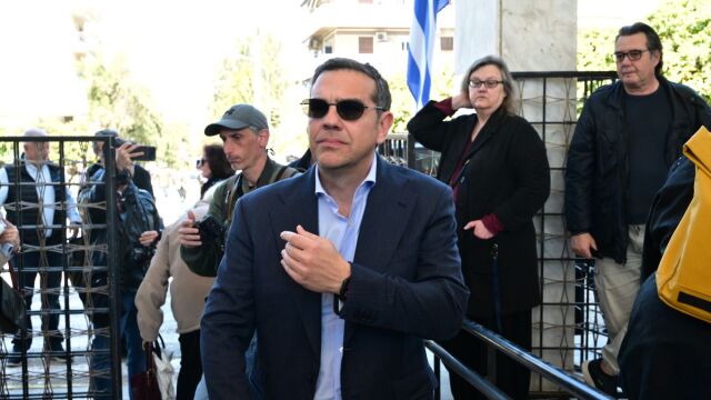 Αλέξης Τσίπρας:  Παρών στην κηδεία του Βασίλη Ρίζου, γιου της Θεανώς Φωτίου  (Βίντεο)