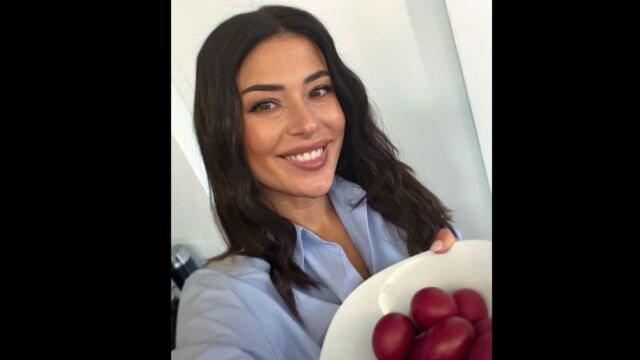 Αφροδίτη Λατινοπούλου: Οι ευχές της για το Πάσχα κρατώντας πιάτο με κόκκινα αυγά (Εικόνα)