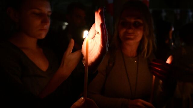 Τι πρέπει να κάνουμε με το Άγιο Φως στο σπίτι όταν το παραλάβουμε - Όλα τα έθιμα