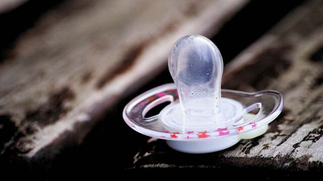 Κακοποίηση μωρού στον Πύργο: Προφυλακιστέοι κρίθηκαν η μητέρα του 10μηνών βρέφους και ο σύντροφος της