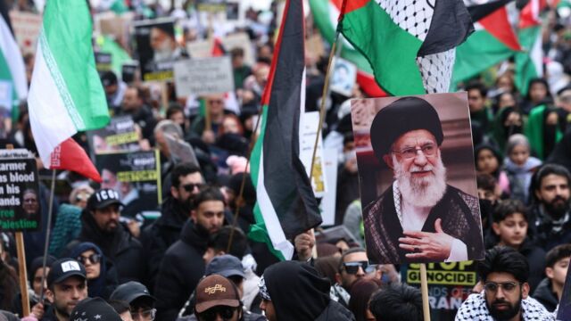 Ιράν: 40 ημέρες μετά τη δολοφονία του Αλί Χαμενεΐ, χιλιάδες διαδήλωσαν στην μνήμη του (Βίντεο)