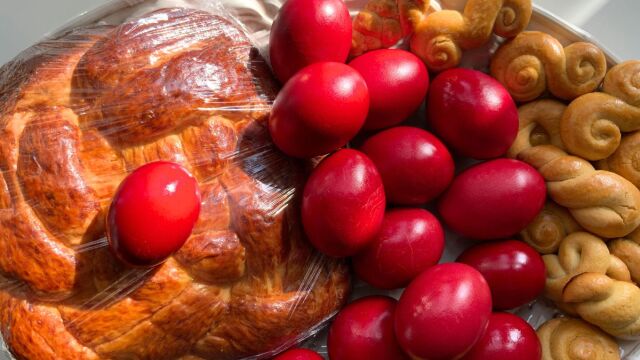 Μόνο με ένα υλικό που υπάρχει σε κάθε σπίτι μπορείς να αφαιρέσεις την κόκκινη βαφή των αυγών από τα χέρια σου