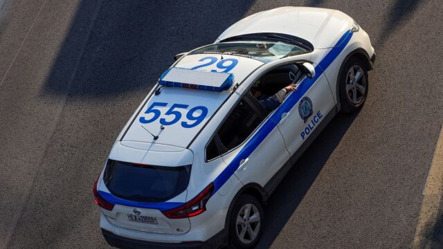 Θήβα: Σπαθιά και μαχαίρια βρέθηκαν κρυμμένα σε κατάστημα