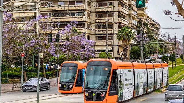 Τροχαίο ατύχημα στο Καλαμάκι: Τραμ βρέθηκε εκτός γραμμής και συγκρούστηκε με φορτηγό