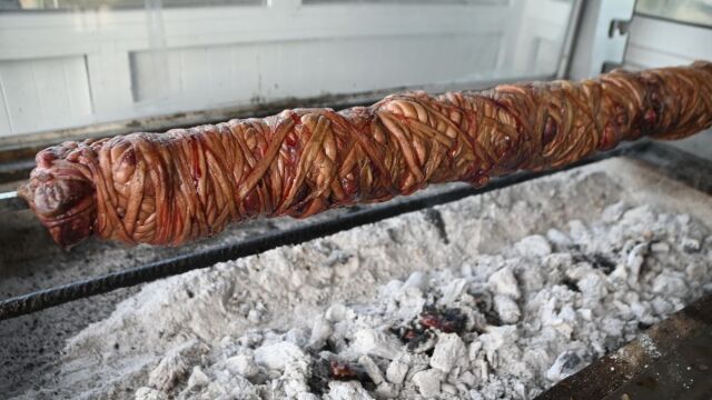 Έτσι φτιάχνεται το τέλειο κοκορέτσι: Ποια μυρωδικά βάζω, πόση ώρα θέλει ψήσιμο - Ο απόλυτος οδηγός