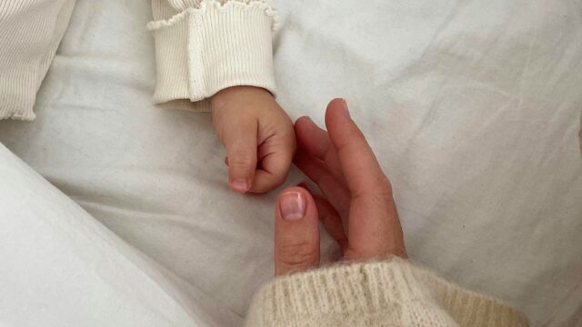 Κακοποίηση μωρού στον Πύργο: Τουλάχιστον τρεις μήνες έκαιγαν και δάγκωναν το 10 μηνών κοριτσάκι - Προφυλακιστέοι η μητέρα του και ο σύντροφός της (Βίντεο)