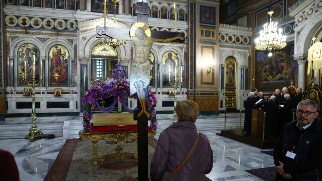 Κατάνυξη στην τελετή Αποκαθήλωσης στη Μητρόπολη Αθηνών - Υπό τη 