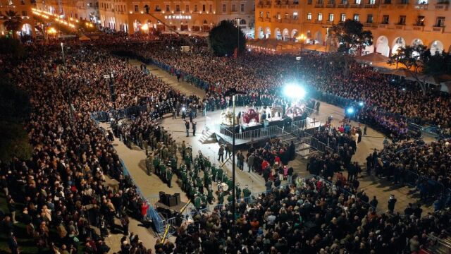 Θεσσαλονίκη: Η συγκλονιστική συνάντηση πέντε Επιταφίων στην πλατεία Αριστοτέλους - Πιστοί από διαφορετικούς ναούς βίωσαν μαζί την κορύφωση του Θείου Δράματος (Εικόνες  Βίντεο)