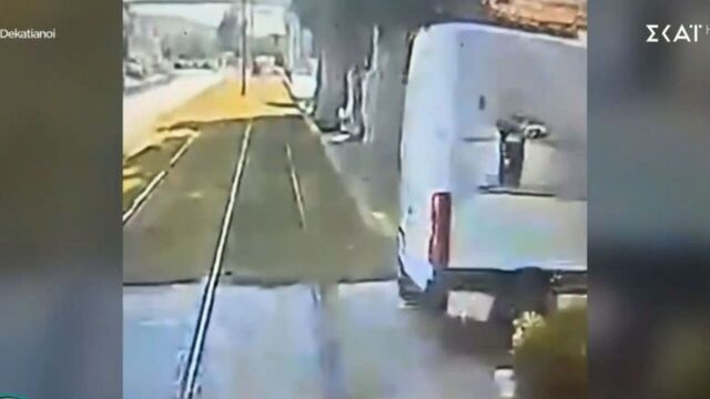 Τροχαίο ατύχημα στο Καλαμάκι: Βίντεο-ντοκουμέντο δείχνει τον οδηγό του φορτηγού να κάνει όπισθεν πάνω στις γραμμές του τραμ