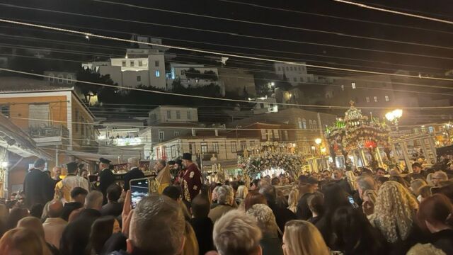 Ύδρα: Με ευλάβεια η περιφορά των Επιταφίων, συναντήθηκαν στο λιμάνι του νησιού (Εικόνες  Βίντεο)