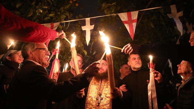 Το Μετόχι του Παναγίου Τάφου στην Πλάκα υποδέχθηκε το Άγιο Φως -  Πώς θα ταξιδέψει σε όλη τη χώρα (Εικόνες)