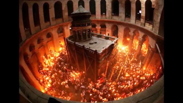 Τελετή Αφής του Αγίου Φωτός: Γιατί κρατά ο Ελληνορθόδοξος Πατριάρχης 33 λαμπάδες - Ο συμβολισμός