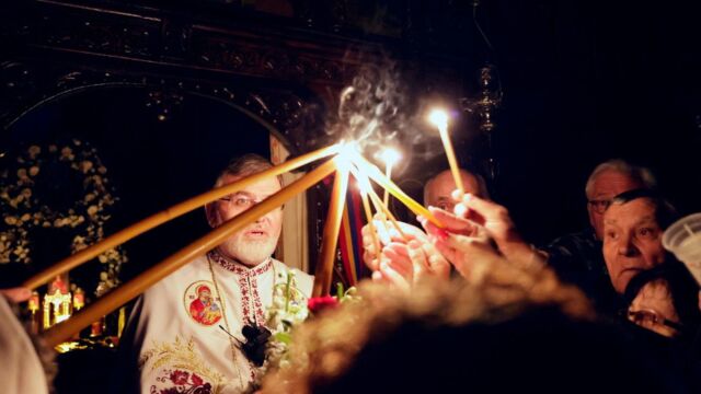 Άγιο Φως: Στα Ιεροσόλυμα η ελληνική αποστολή για την παραλαβή του - Πότε θα φτάσει στην Ελλάδα, πώς θα διανεμηθεί