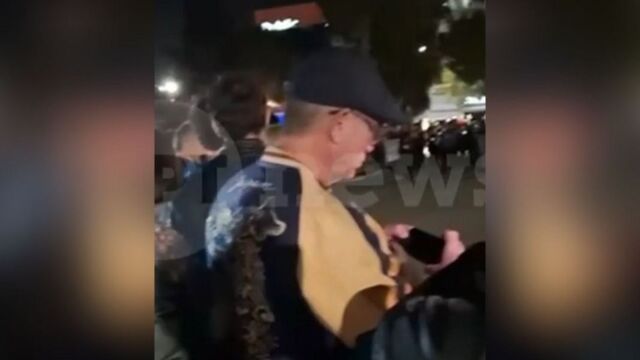 Ντάνιελ Κρεγκ: Στην περιφορά του Επιταφίου στον Άγιο Κωνσταντίνο της Γλυφάδας μαζί με τη Ρέιτσελ Βάις (Βίντεο)