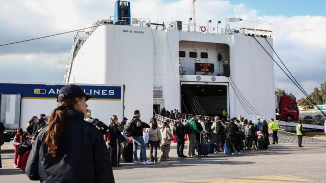Έξοδος Πάσχα: Συνεχίζεται με μικρότερη ένταση το Μεγάλο Σάββατο - Η εικόνα στα λιμάνια της Αττικής (Βίντεο)