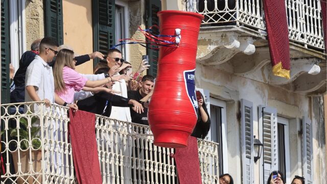 Ατύχημα με τους Μπότηδες στην Κέρκυρα: Κανάτα έπεσε και έσπασε στο κεφάλι γυναίκας