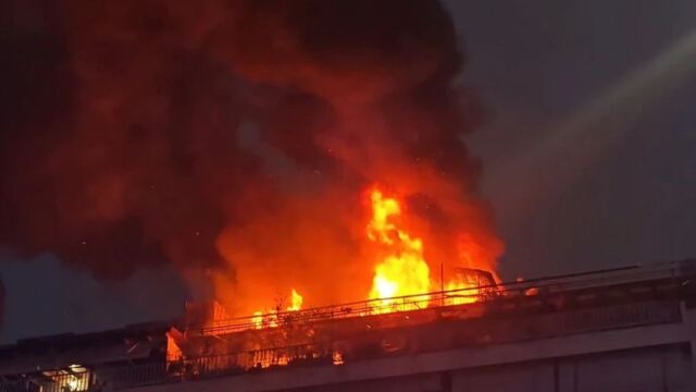 Μεγάλη φωτιά σε διαμέρισμα 5ου ορόφου στη Νέα Σμύρνη - Αναζητείται ένοικος (Βίντεο)