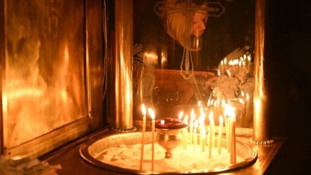 Πάσχα 2026: Τα έθιμα που αντέχουν στον χρόνο σε Δωδεκάνησα και Κυκλάδες - Ξυπνητάδες, Επιτάφιοι και παραδόσεις αιώνων