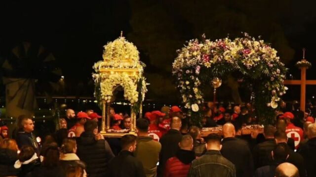 Σε κλίμα βαθιάς κατάνυξης η περιφορά του Επιταφίου στο Άλσος Νέας Φιλαδέλφειας (Βίντεο)