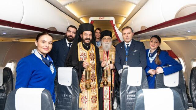 Το Άγιο Φως έφτασε στην Κύπρο από τα Ιεροσόλυμα με ειδική πτήση της Aegean (Εικόνες)